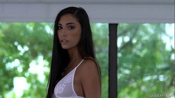 Caiu no whatsapp – Deliciosa novinha faz ensaio safado e tesão na bunda