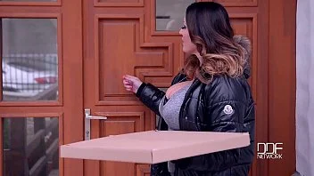 Comendo a sogra gostosa que entrega a pizza dando o cu delicioso