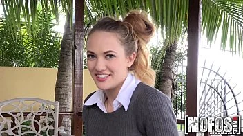 Uma loira safada no filme porno levando rola grossa e gemendo muito